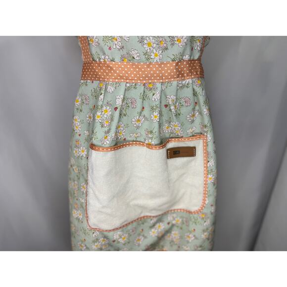 GWP Vintage-Inspired Green Daisy Print Apron with Polka Dot Accents - Picture 4 of 12